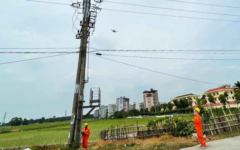 Công nhân Điện lực Yên Phong kiểm tra đường dây bằng Flycam.