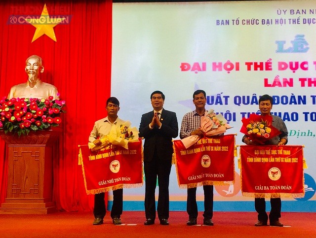 Ông Lâm Hải Giang (thứ 2 từ trái qua) trao giải Nhát, Nhì, Ba toàn đoàn cho các Đoàn Thể thao Tây Sơn, Hoài Nhơn, Quy Nhơn.