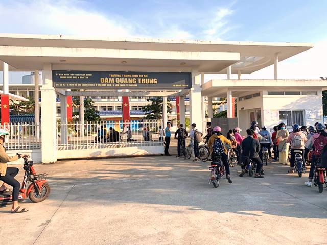 Trường THCS Đàm Quang Trung, một trong nhiều địa điểm di dời người dân đến nơi an toàn