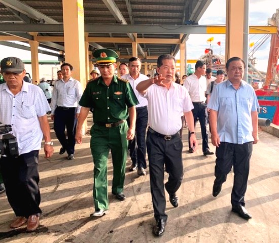 Bộ trưởng Bộ NN&PTNT kiểm tra công tác neo đậu tàu thuyền tại cáng cá Thọ Quang