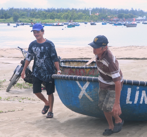 Tại khu vực biển Thọ Quang ngư dân đã vận chuyển các phương tiện lên bờ