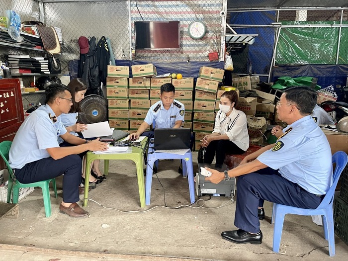 Hai tấn trái cây không rõ nguồn gốc, xuất xứ được Quản lý thị trường Thái Nguyên tiến hành tiêu hủy