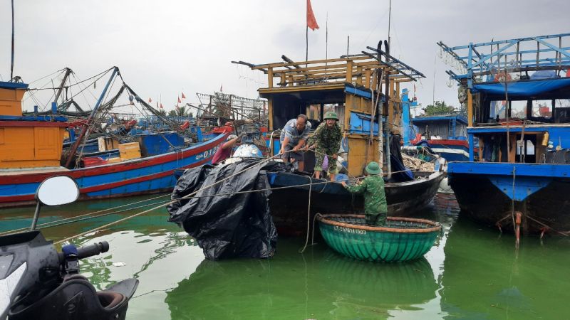 Các lực lượng Bộ đội Biên phòng Quảng Trị giúp đỡ ngư dân neo đậu tàu thuyền tránh bão Noru.