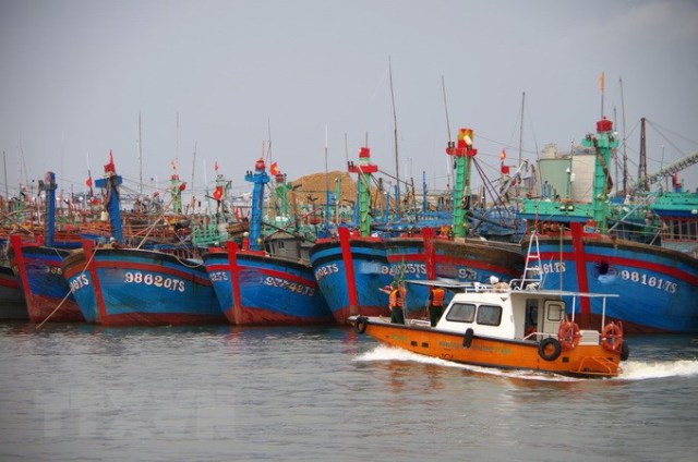 Lực lượng chức năng tỉnh Hà Tĩnh kêu gọi tàu thuyền vào bờ tránh trú bão số 4