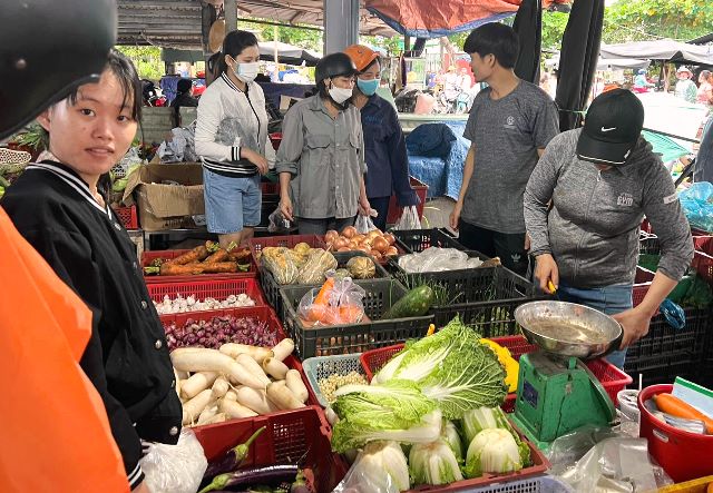 nhiều người dân TP. biển Đà Nẵng chen chân đi chợ, siêu thị mua thực phẩm để dự trữ khi bão kéo đến