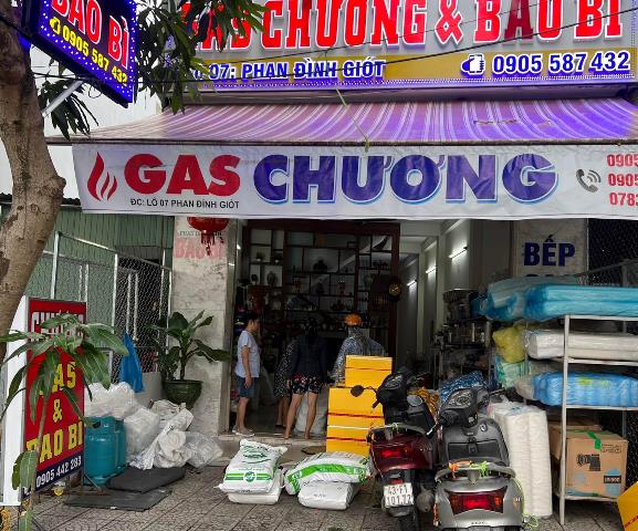 Cửa hàng bán gạo, ga, bao bì đông khách