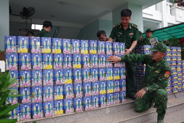 Cán bộ, chiến sĩ Đồn Biên phòng Vàm Trảng Trâu kiểm đếm tang vật. Ảnh: Lê Quân