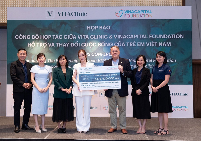 Đại diện VITA Clinic trao bảng tài trợ tượng trưng cho đại diện VinaCapital Foundation