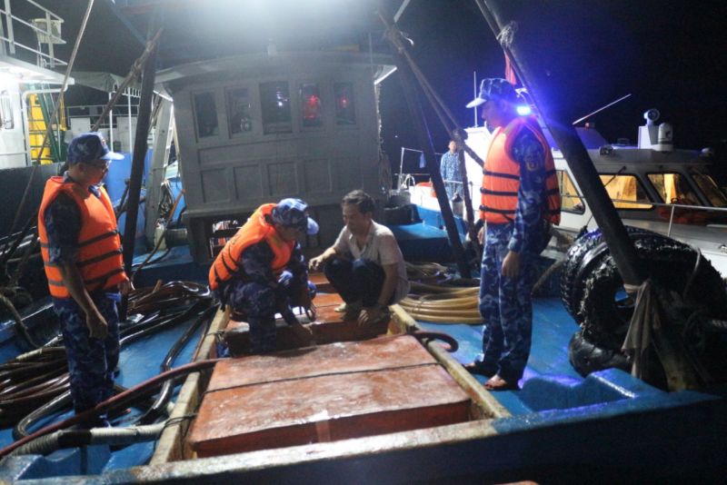 Bộ Tư lệnh Vùng Cảnh sát biển 4 kiểm tra tàu cá vận chuyển khoảng 80.000 lít dầu DO không rõ nguồn gốc