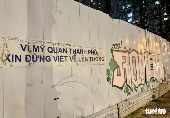 Một bức tường trên đường Nguyễn Hữu Cảnh (quận Bình Thạnh) có ghi thông điệp 