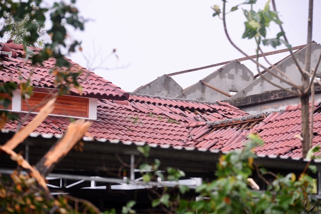Một số nhà bị sập đổ tại Phú Lộc do bão Noru