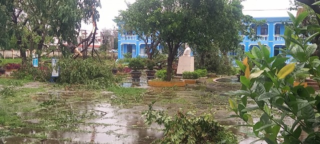 Quảng Nam có 1.150 nhà bị hư hại, tốc mái; 21 trường học bị tốc mái, hư hỏng; 07 trụ sở làm việc của công an tỉnh và các địa phương bị thiệt hại