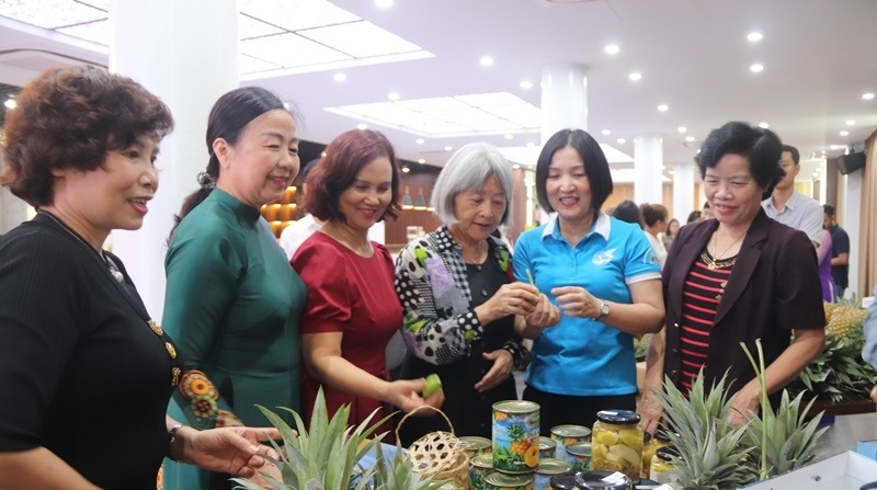 Các đại biểu tìm hiểu sản phẩm do hội viên, phụ nữ và nữ doanh nhân Thanh Hóa sản xuất, chế biến.