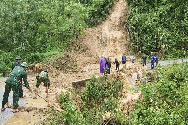 Bộ đội Biên phòng Nghệ An tích cực phối hợp với địa phương, các lực lượng và nhân dân trên địa bàn khắc phục hậu quả do mưa lũ gây ra