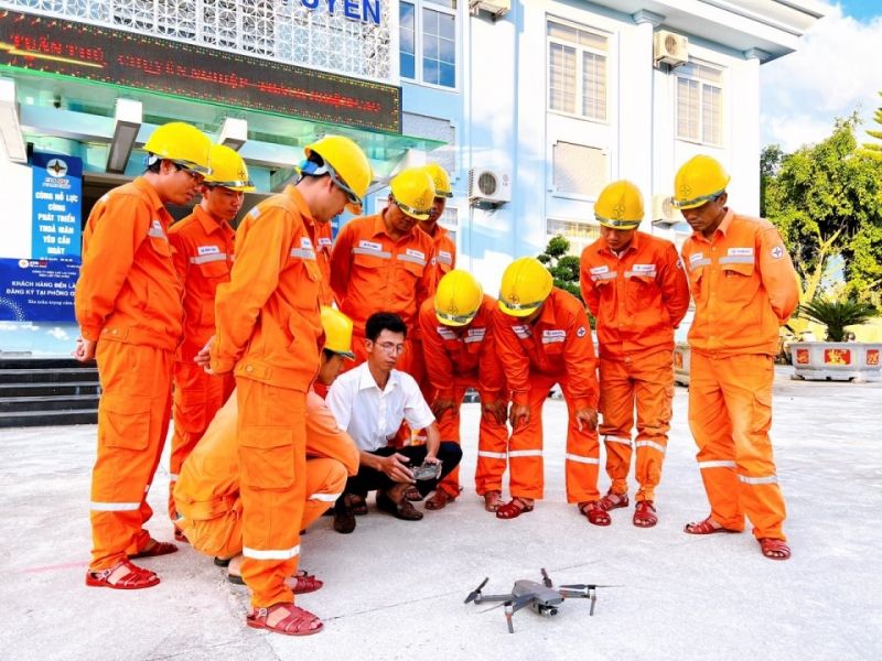 Điện lực Tân Uyên (PC Lai Châu) tổ chức lớp tập huấn vận hành thiết bị bay không người lái Flycam