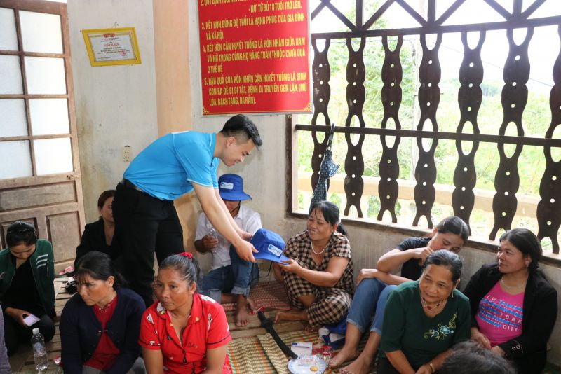 Cán bộ tín dụng Mcredit tư vấn cho bà con tại thôn Pa Noong, huyện Nam Đông, tỉnh Thừa Thiên Huế