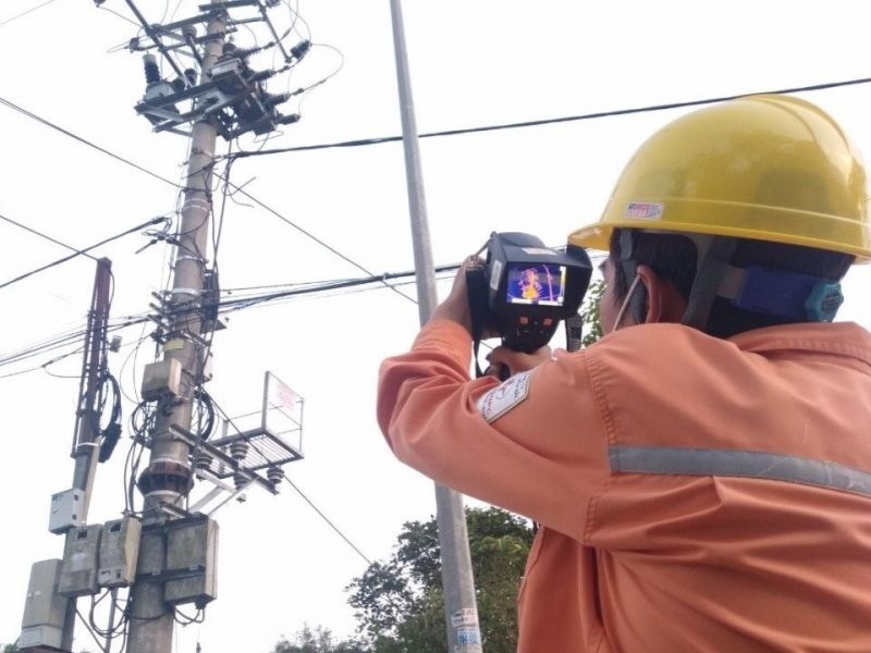 Công nhân Điện lực Thành phố kiểm tra lưới điện bằng Camera nhiệt
