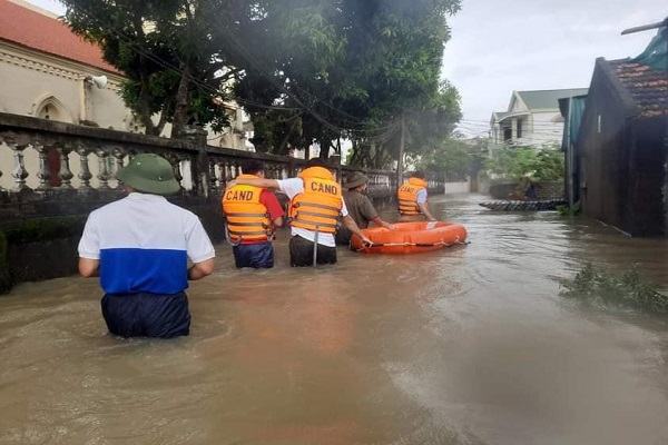 Công an huyện Quỳnh Lưu nỗ lực hỗ trợ người dân khắc phục hậu quả do mưa lũ