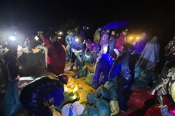 Một đoạn đê ở xóm 4, xã Quỳnh Tam, huyện Quỳnh Lưu có nguy cơ bị vỡ. Người dân cùng các lực lượng chức năng trắng đêm đội mưa để gia cố đê.