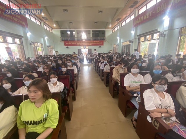 Hàng trăm sinh viên K23 trường Đại học Hải Phòng tham dự sự kiện “ARV điều trị là dự phòng”