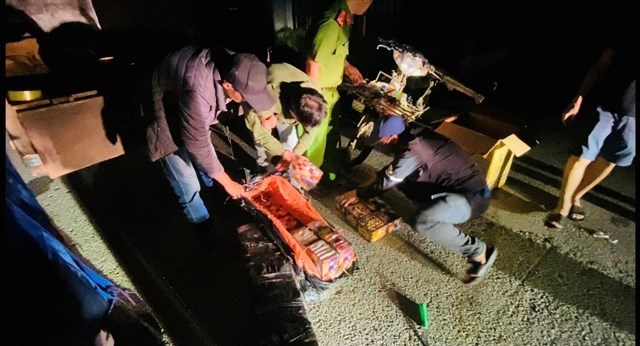 Bắt đối tượng chở hàng chục hộp pháo lậu