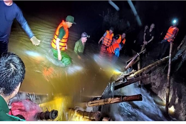 Nghệ An: Vỡ đê Kênh Thấp, dân quân xuyên đêm khắc phục sự cố