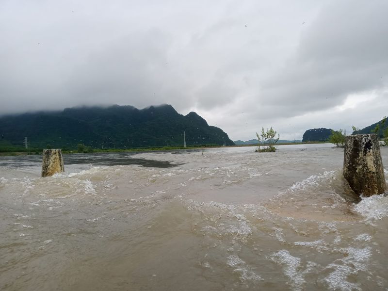 Nước dâng cao tại khu vực cầu Tràn trên địa bàn huyện Như Thanh, tỉnh Thanh Hoá chiều ngày 30/09