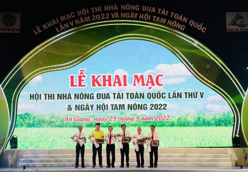 Đại diện Agribank - Phó giám đốc Agribank Chi nhánh tỉnh An Giang Vương Hảo Hớn (ngoài cùng bên phải) nhận hoa và kỷ niệm chương của Hội Nông dân Việt Nam