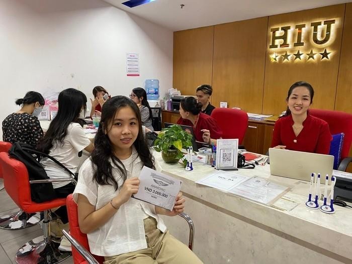 Tân sinh viên miền Trung nhận học bổng hỗ trợ từ Đại học Quốc tế Hồng Bàng