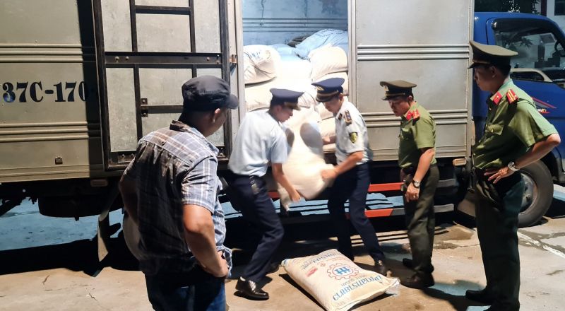 Lực lượng chức năng Nghệ An thu giữ 1,8 tấn đường cát nhập lậu
