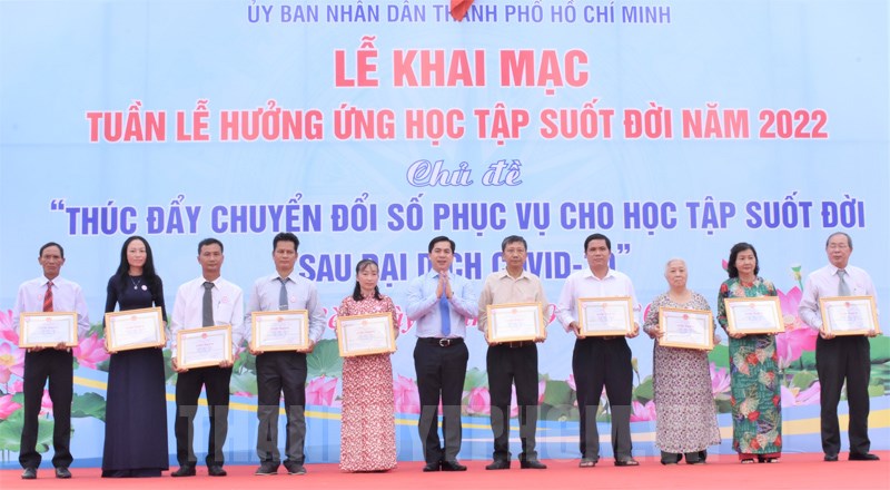Chủ tịch UBND huyện Nhà Bè Triệu Đỗ Hồng Phước trao giấy khen cho các gia đình tiêu biểu