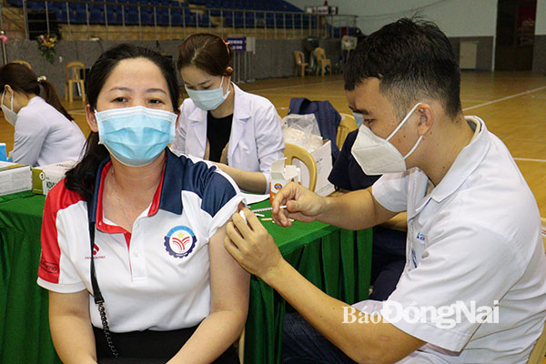 Tiêm vaccine phòng Covid-19 cho người dân trên địa bàn TP.Biên Hòa. Ảnh: Hạnh Dung