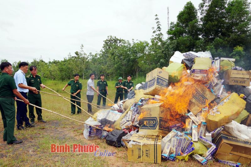 Đại diện các lực lượng chức năng tiến hành tiêu hủy thuốc lá lậu