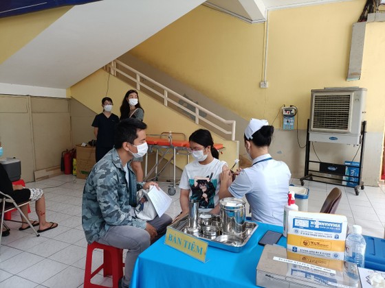Học sinh tham gia tiêm vaccine Covid-19 tại Trường Tiểu học Nguyễn Bỉnh Khiêm (quận 1)
