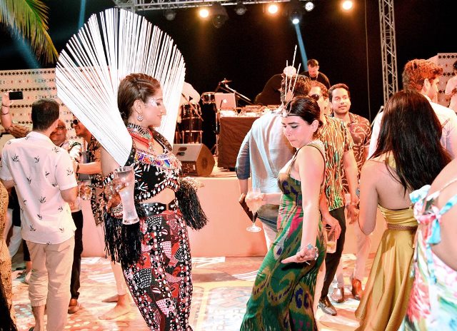 Đám cưới “khủng” của cặp đôi tỷ phú Ấn Độ diễn ra tại Phú Quốc. Cô dâu là nữ đồng sáng lập hãng thời trang The Outhouse Ấn Độ - Kaabia Grewal (bìa trái) nhảy múa cùng bạn bè trong lễ cưới của mình với Rushang Shah. Ảnh: K.L