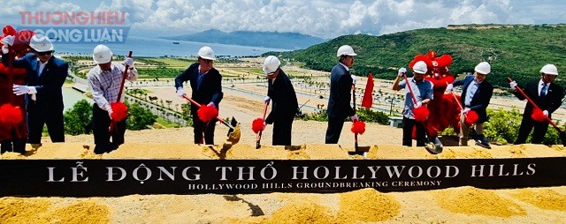 Lãnh đạo UBND tỉnh Bình Định, lãnh đạo Tập đoàn Hưng Thịnh, BQL KKT tỉnh thực hiện nghi thức động thổ khởi công dự án. Lãnh đạo UBND tỉnh Bình Định, lãnh đạo Tập đoàn Hưng Thịnh, BQL KKT tỉnh thực hiện nghi thức động thổ khởi công dự án.