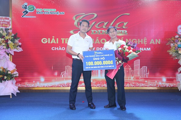 Ông Lê Văn Thành, Chủ tịch Câu lạc bộ Tennis báo chí Nghệ An đại diện trao số tiền 100 triệu đồng ủng hộ bà con vùng rốn lũ