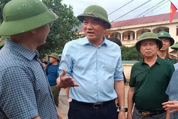 Phó Bí thư Tỉnh ủy, Phó Chủ tịch UBND tỉnh Nghệ An Hoàng Nghĩa Hiếu trực tiếp chỉ đạo khắc phục thiệt hại do lũ quét tại Kỳ Sơn
