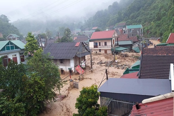 Nhiều nhà dân bị sập. Khu vực thị trấn Mường Xén bị ngập sau do bùn đất và đá từ trên cao đổ về