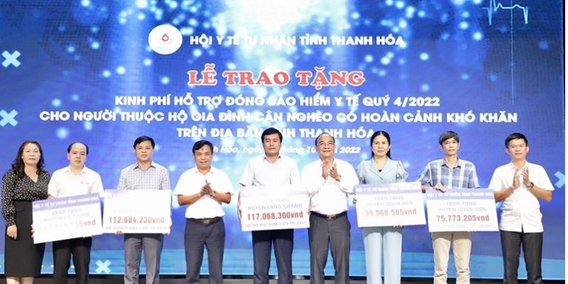 Hội Y tế tư nhân tỉnh Thanh Hóa trao tặng kinh phí mua 26.833 thẻ BHYT cho các hộ cận nghèo 5 huyện: Quan Hóa, Quan Sơn, Bá Thước, Lang Chánh và Ngọc Lặc.
