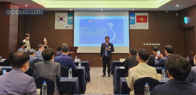 Ông Nguyễn Tuấn Thanh (đứng trong cùng) đang giới thiệu với các DN, nhà đầu tư Hàn Quốc về tiềm năng, lợi thế của tỉnh Bình Định.