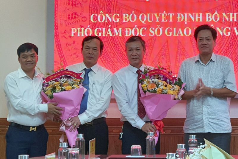 Ông Nguyễn Văn Hiếu (ngoài cùng bên trái), Giám đốc Sở GTVT tỉnh Bắc Ninh, tặng hoa 2 tân Phó Giám đốc. (Ảnh: Bá Đoàn)