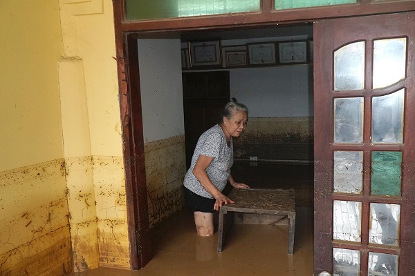 Bà Vi Thị Lan cho biết, vợ chồng bà chỉ biết trèo lên gác nhà vì nước lũ đổ về quá nhanh