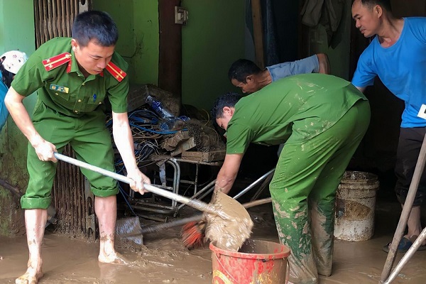 Công an huyện Kỳ Sơn giúp người dân dọn dẹp lại nhà cửa