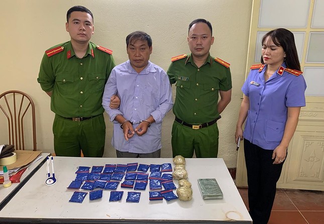 Đối tượng Giàng A Chua cùng số ma túy bị bắt giữ.