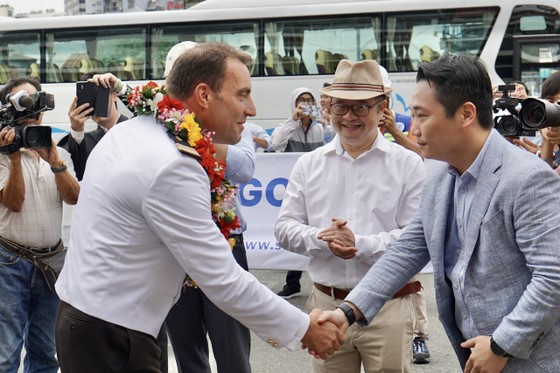 Phó Giám đốc Sở Du lịch TPHCM Lê Trương Hiền Hòa chào mừng Thuyền trưởng Ludovic Provost và các thành viên đoàn. Ảnh: HOÀNG HÙNG