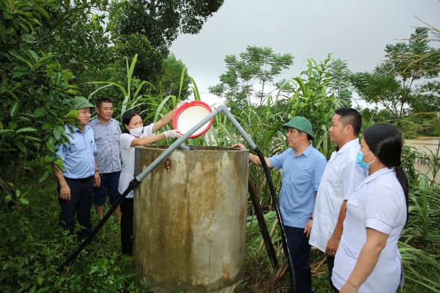 DC Hà Tĩnh cùng với Trung tâm Y tế huyện Hương Khê hướng dẫn người dân pha Cloramin B để xử lý môi trường cũng như xử lý giếng nước sinh hoạt.