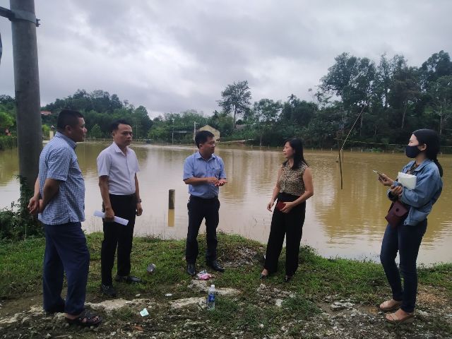 Giám đốc CDC Hà Tĩnh Nguyễn Chí Thanh cùng phòng chuyên môn của đơn vị kiểm tra tình hình ngập lụt tại huyện Vũ Quang
