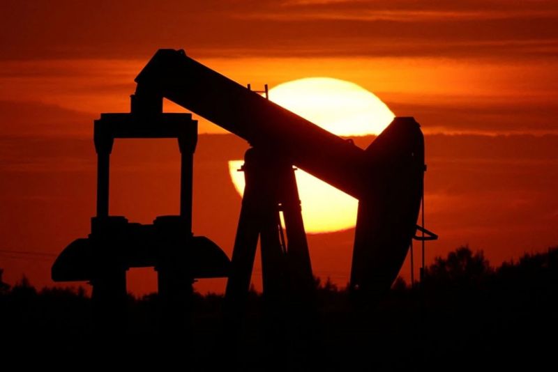 Giá xăng dầu tăng mạnh phiên đầu tuần do lo ngại OPEC+ giảm sản lượng 