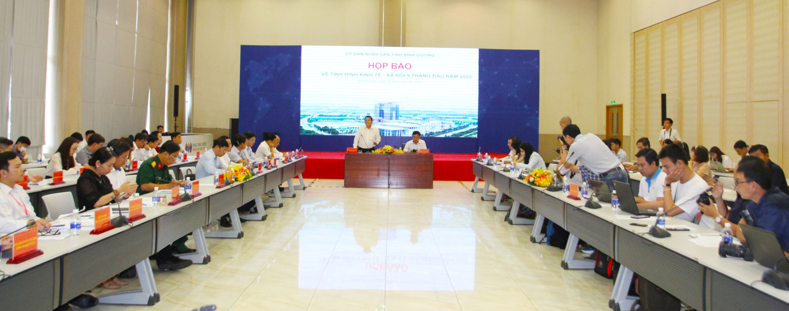 Ông Nguyễn Tầm Dương (đứng) - Chánh Văn phòng UBND tỉnh Bình Dương chủ trì họp báo, cung cấp thông tin báo chí.